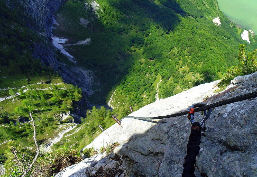 Ideální lokalita pro ferratu – jezero, lesy, a nad tím vším strmé skály s krásnými vyhlídkami