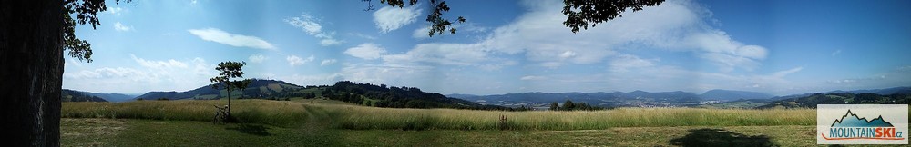Menší panorama z pod javoru