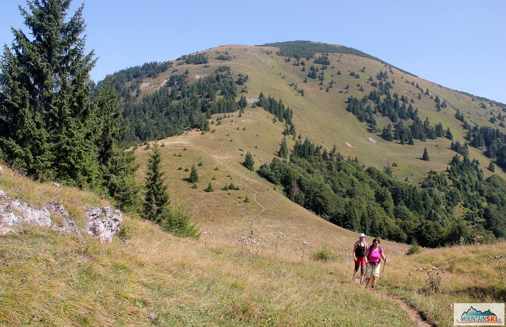Po sestupu z Rakytova pokračujeme parádní hřebenovkou