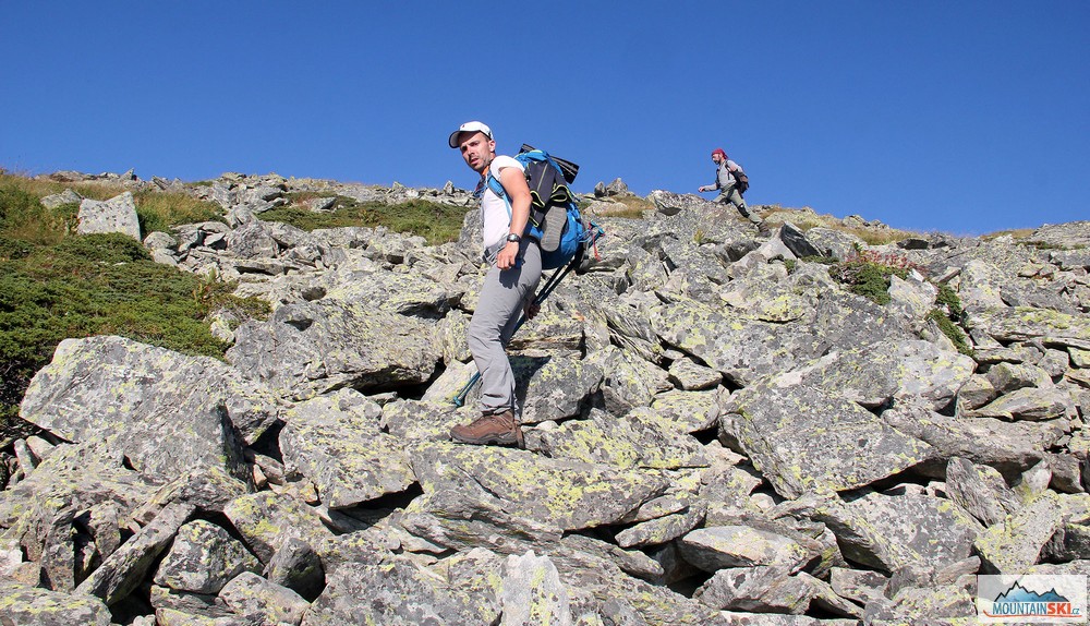 Při přechodu pohoří Pelister využíváme fakultativní trasy – tady část výstupu na vrchol Veternica (2420 m)