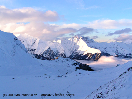 Krásná odpolední inverze v údolí a my nad nimi – foceno z výšky 2375 m