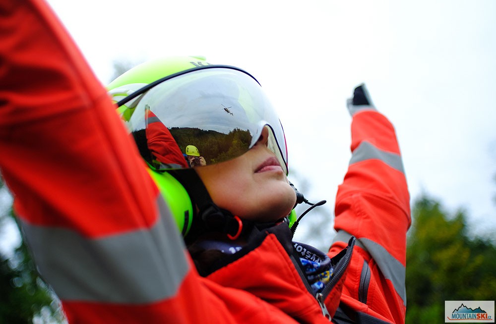 Navádění vrtulníku DSA na Vodní bráně u Semil, foto: David Halata