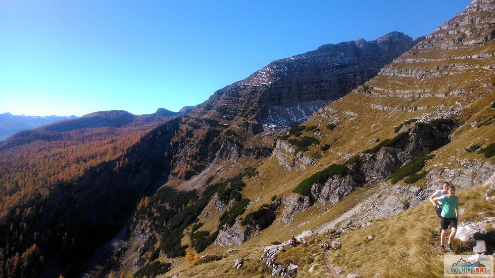 Pohled z horní části traverzu zpět – vpravo částečně vykukuje vrchol Warscheneck (2388 m)