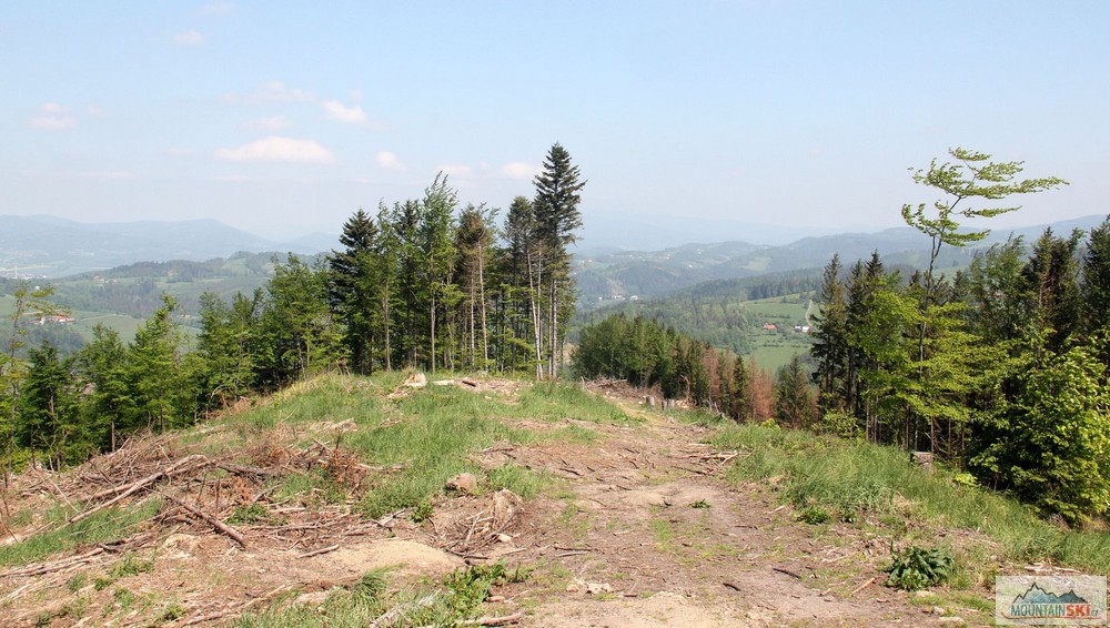 Kousek od Štípy směrem na sever – dole už vykukuje Svantovítova skála