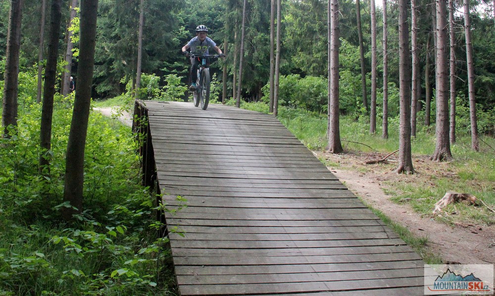 Ideálně postavené dřevěné lavice – Kuba