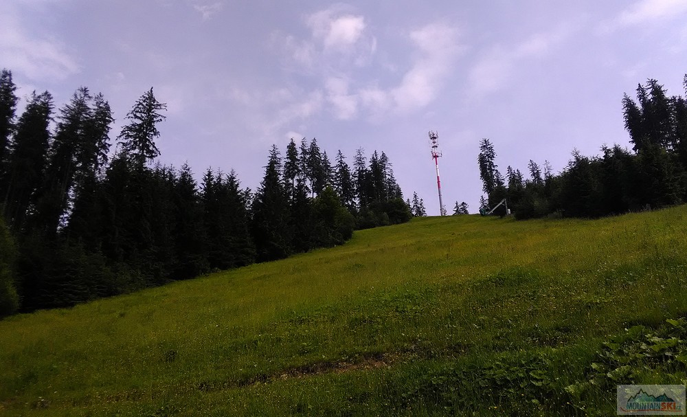 Vrchol Zbojnická (774 m) nad sjezdovkou, která má perfektní travní podklad
