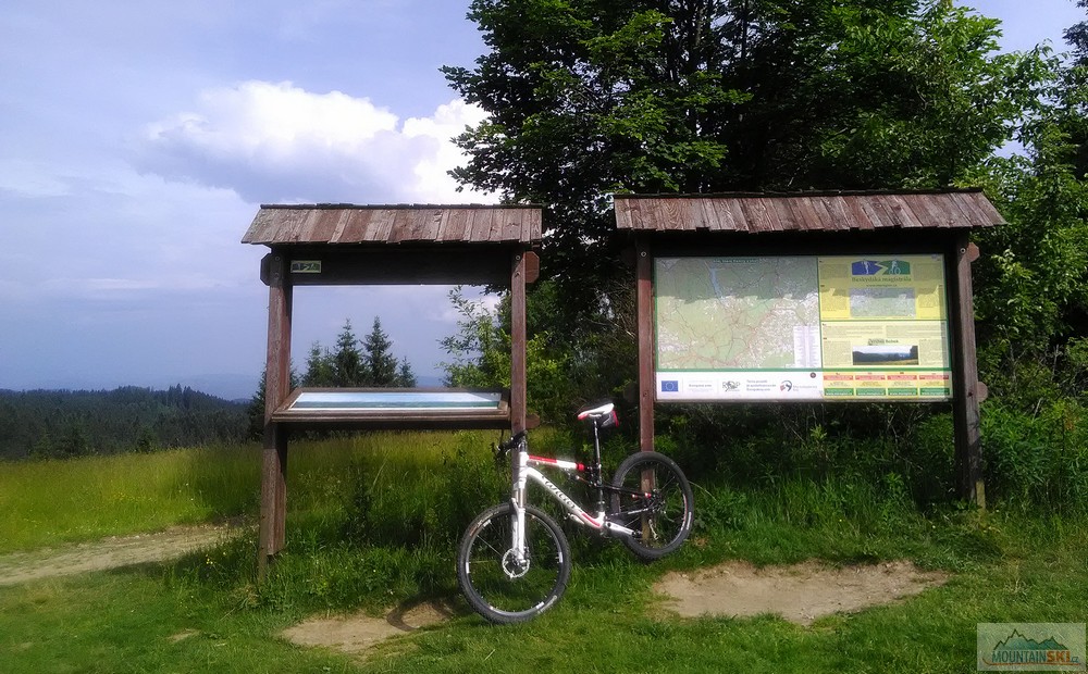 Z Bobku směr východ – úplně vzadu je Malá Fatra