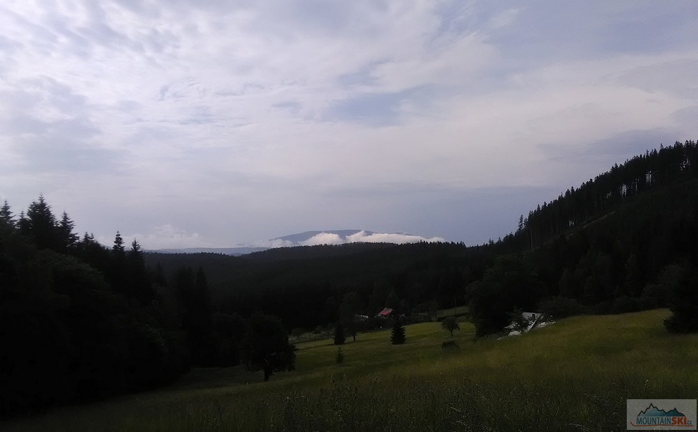 Další hřebenová vyhlídka na Smrk s oblačností pod vrcholem