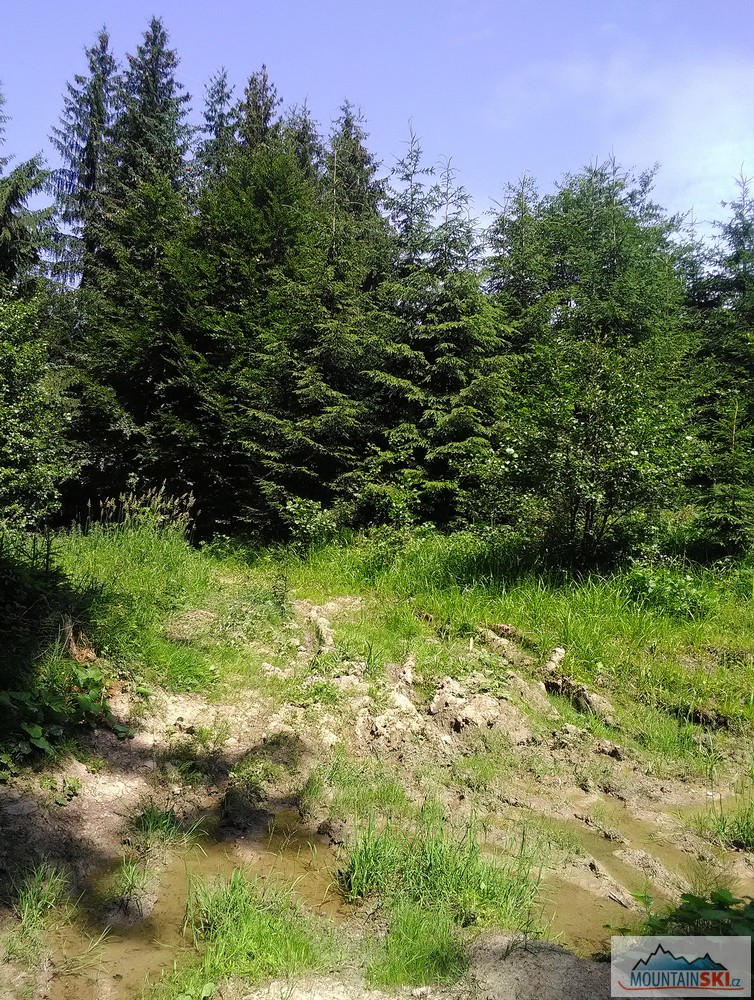 Stezka pro pěší a cyklisty… upravená traktoristy
