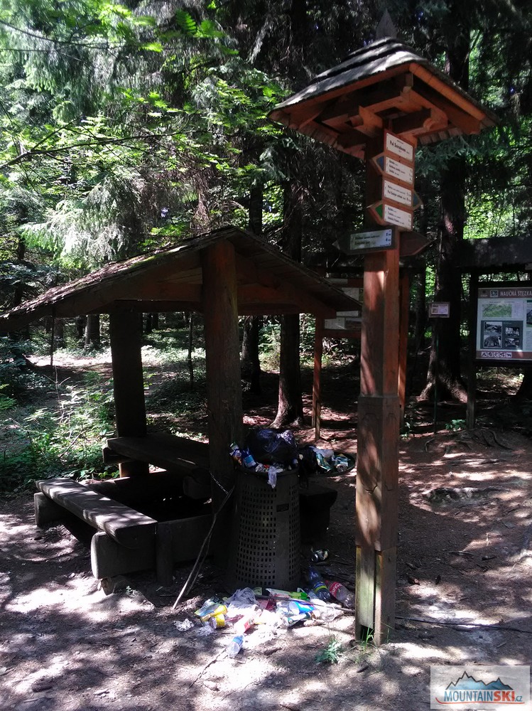 Tady byly na výletě prasata – smetiště kousek od pramene Vláry – rozcestí Pod Sméradovem
