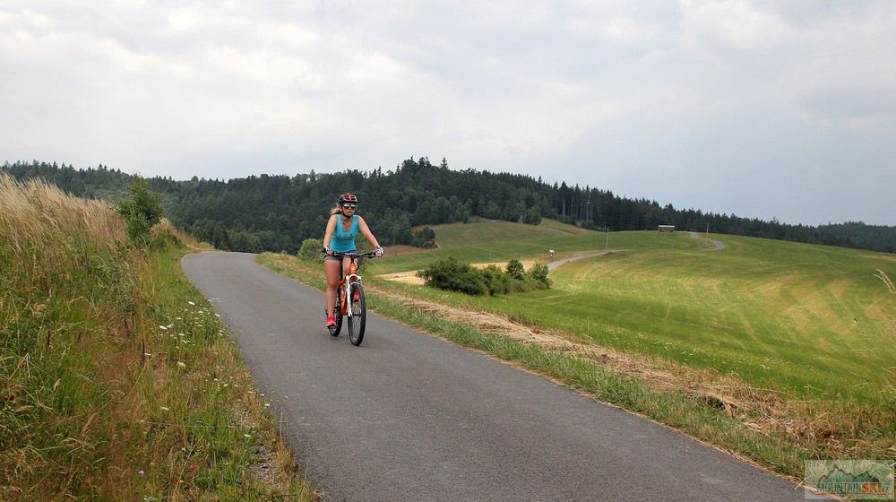 Z Bludného do Hošťálkové je krásný dlouhý sjezd – ideální na silníční kolo
