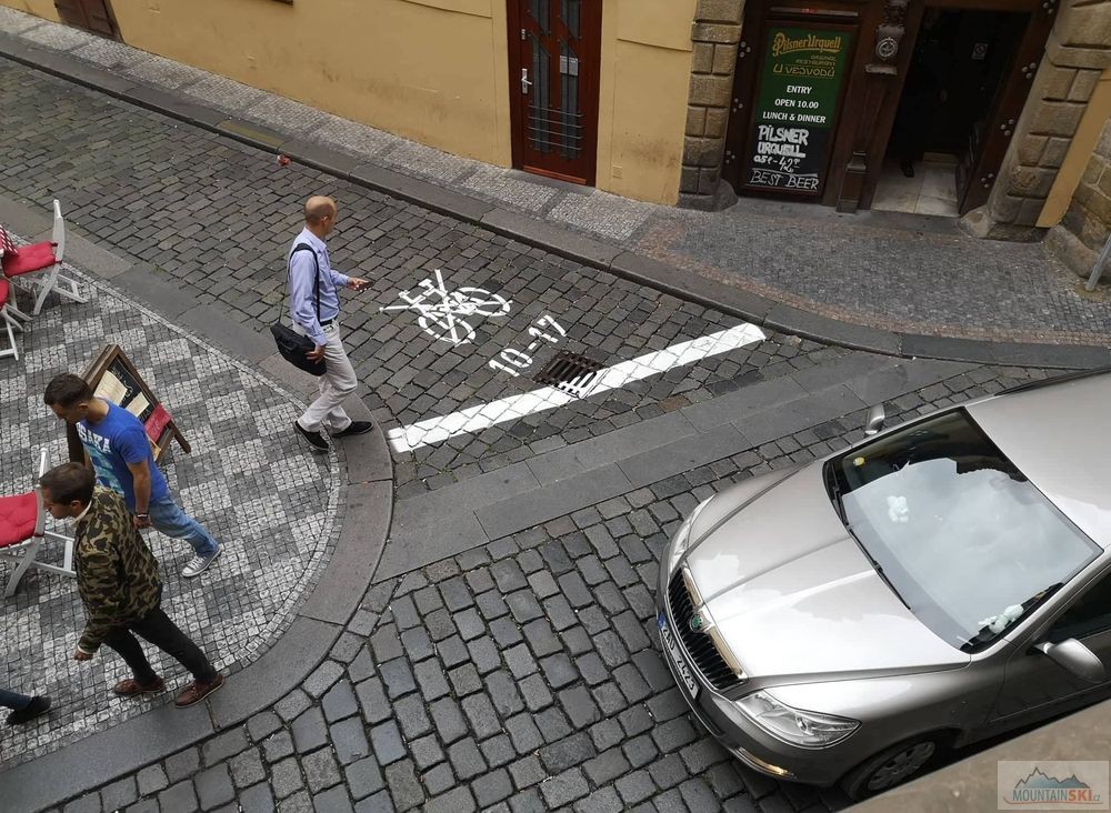 V centru Prahy jezdí všude auta z důvodu dopravní obsluhy… určitě