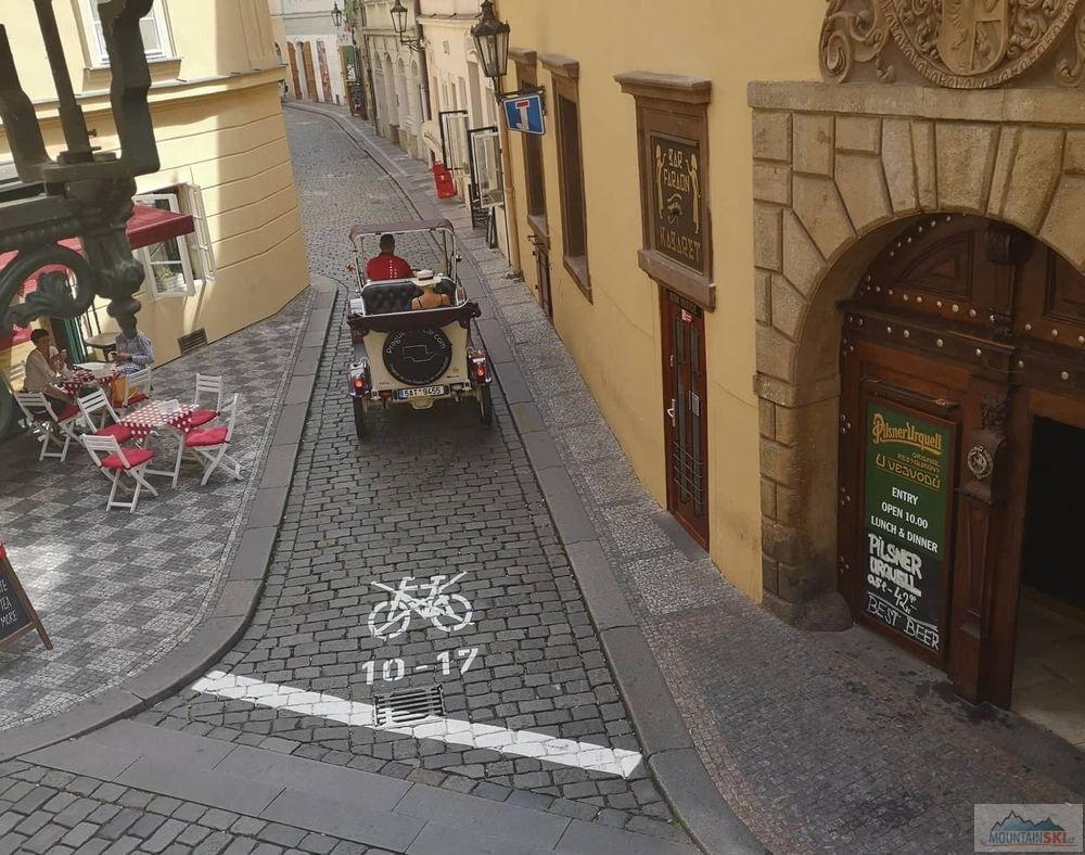 Copak za dopravní obsluhu je toto vozidlo zajíždějící do slepé ulice?
