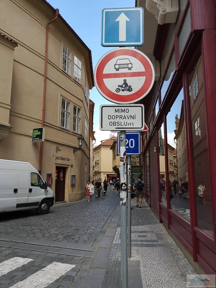 V ulici Jilská je vjezd povolen pouze dopravní obsluze, aut tam ale mnohdy jezdí jako na hlavní silnici – v odbočce do Vejvovody je potom zákaz vjezdu cyklistů