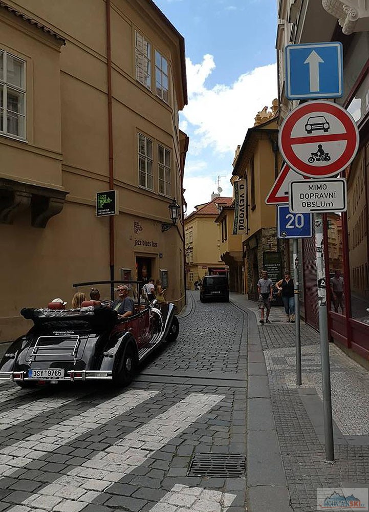 Copak je to za dopravní obsluhu? Vůz s SPZ 3SY 9795 tam zřejmě hodně obsluhuje