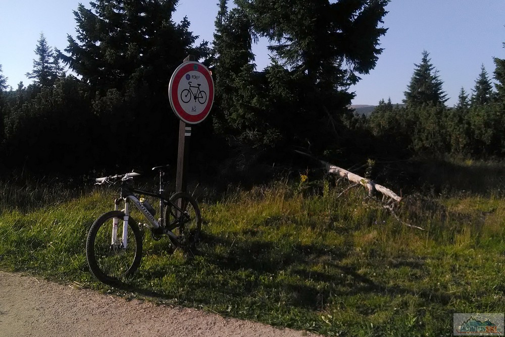 Tato značka je v KRNAPu velmi oblíbená, až delší pobyt na Rozcestí ji vysvětlil – chrání cyklisty před velkým množstvím aut, které jezdí po takto označených zpevněných cestách k chatám! KRNAPu vivat!