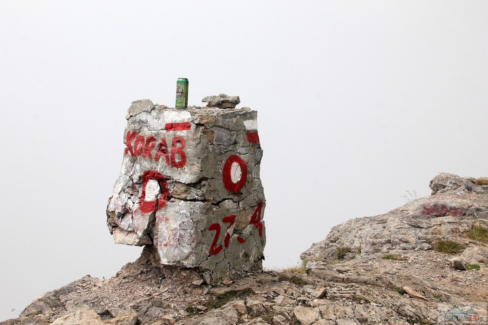 Kozel si odpočívá na nejvyšším vrcholu Makedonie a Albánie – Golem Korabu