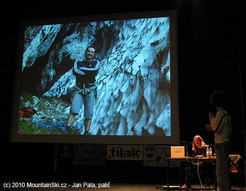 Přednáší Adam Ondra, na snímku se u hromad sněhu směje Alex Huber