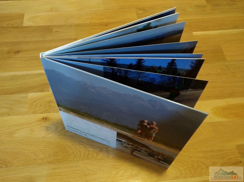 Fotokniha 28×28 cm pěkně stojí