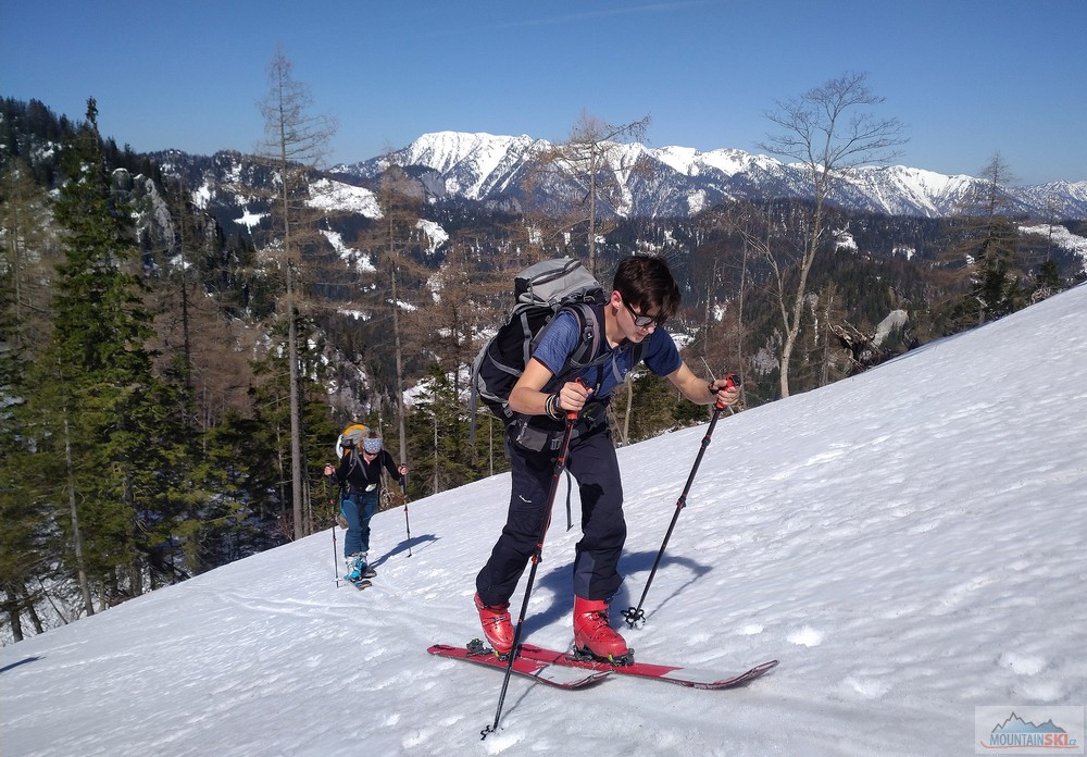 Vojta s Pavlínou po opuštění strmého lesa cestou na Grasberg
