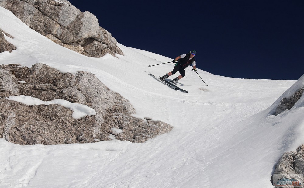 S DOWNskis v úzkém místě sjezdu