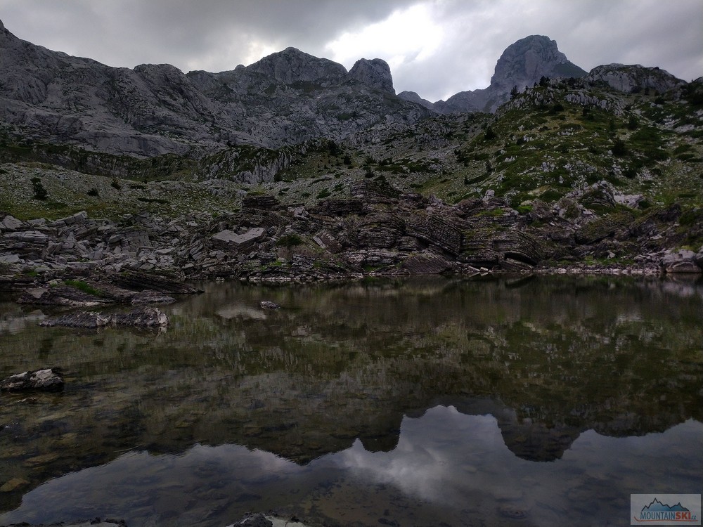 Podvečerní jezero Pejes