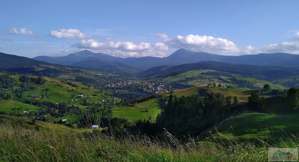 Výhled na nejvyšší hřeben Ukrajiny – vlevo Hoverla (2061 m) a vpravo Pietroš (2020 m)