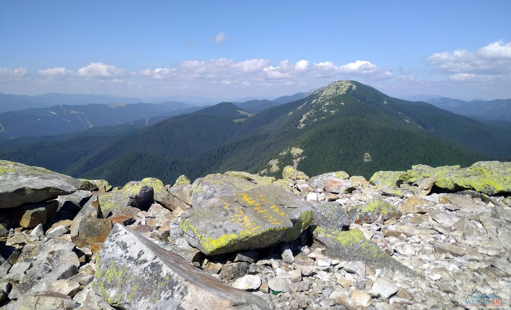 Výhled na Sinjak (1665 m) z parádního vyhlídkového vrcholu Chomjak (1542 m)