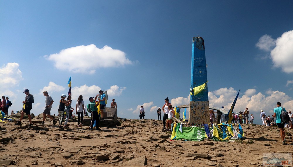 Pokus o vyfocení vrcholu Hoverly (2061 m) s minimem lidí, nahoře to vypadalo počtem lidí výrazně hůře než na Sněžce či beskydské Lysé hoře