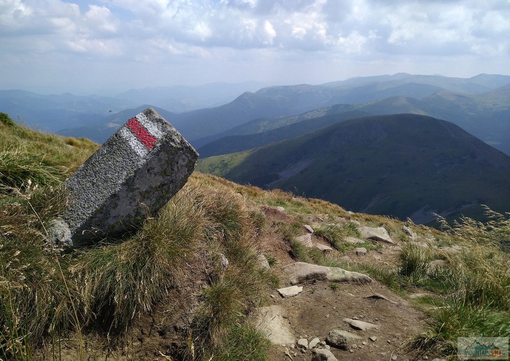K turistickému značení se využívají hraniční kameny z dob, když část patřila Československu a část Polsku