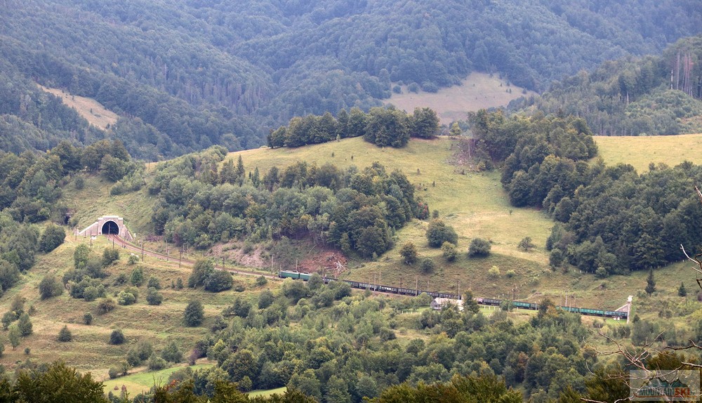 Vlak na trati Volovets – Oporets těsně před vjezdem do tunelu