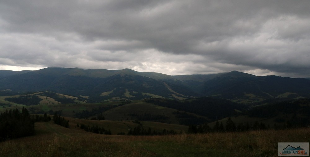 Výhled na podmračenou poloninu Boržava