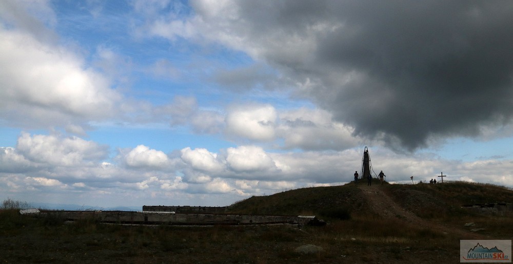 Vrchol Stoj (1681 m) se zbytky asi radarové stanice