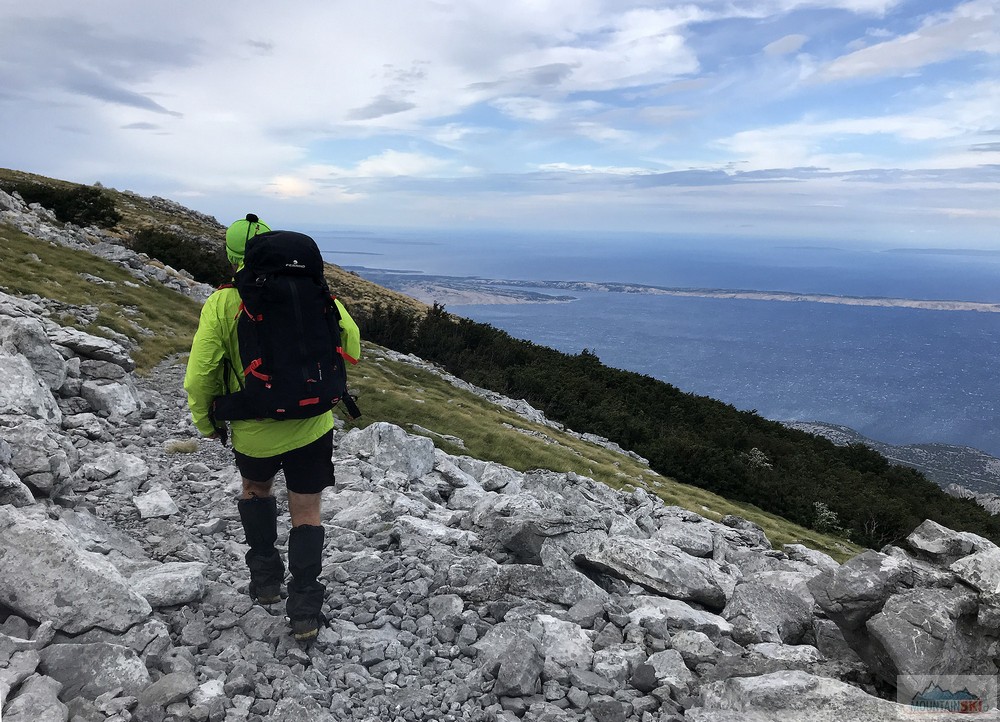 Když ránon prší a k tomu pořádně fouká – přijdou vhod i teplejší vrstvy a návleky přes trekovky Prabos, batoh Ferrino Dry Hike 48 nepotřebuje pláštěnku, ten je sám o sobě nepromokavý