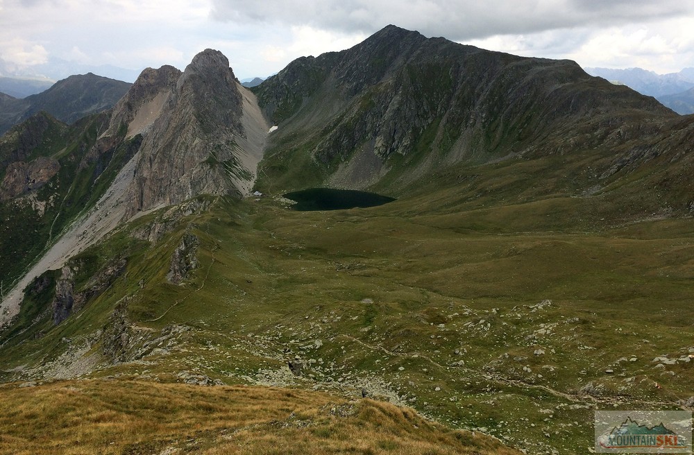 Třetí nocleh s jezerem, nad jezerem je vpravo nejvyšší vrchol celého přechodu