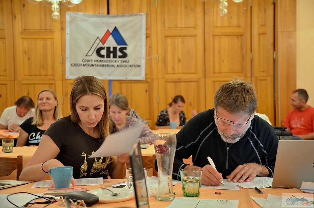 Lenka Horáková a Jiří Žák během administrativy na 30. Pelikánově semináři