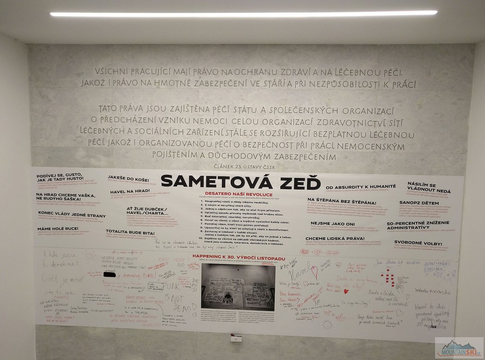 Sametová zeď a nad ní nesametový nápis z dob ČSSR