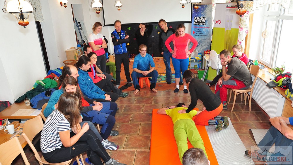 Workshop první pomoci v zimních horách – úvodní část na chatě