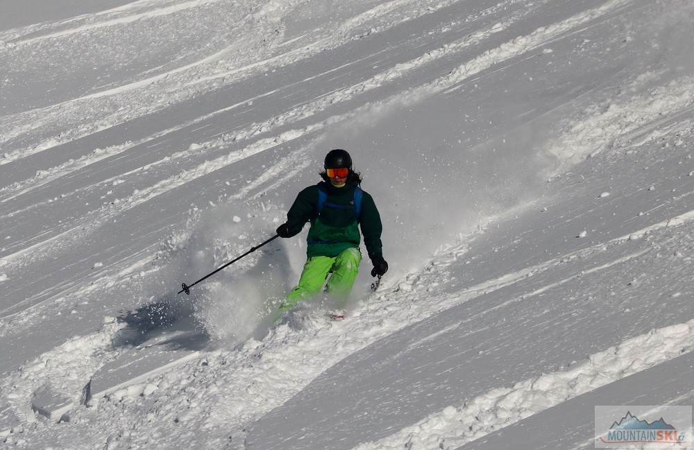 Práším si na 180 cm dlouhých lyžích, na v půjčovně doporučovaných 156 cm dlouhých lyžích bych sem ani nevyšel