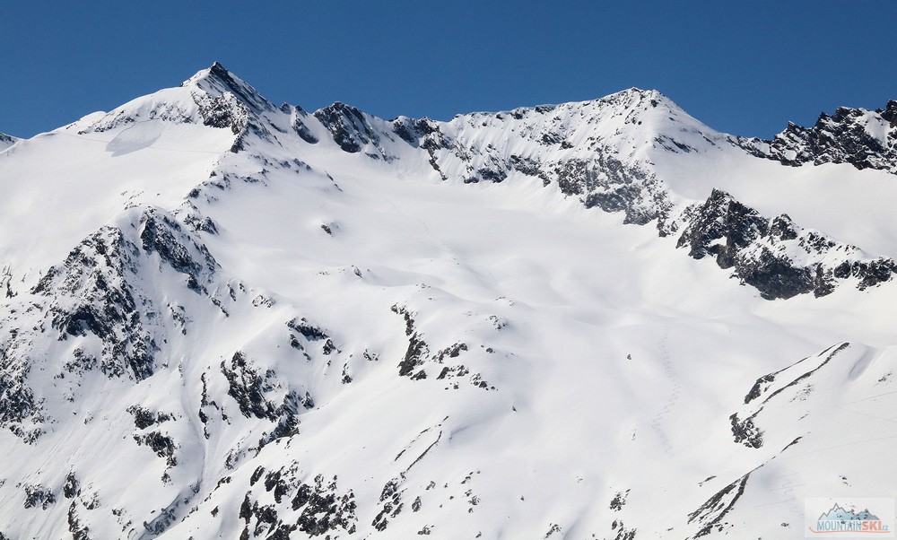 Parádní ledovec Hargererferner a nad ním vlevo Vorderer Seelenkogel (3286 m) a vpravo Eiskögele (3233 m)
