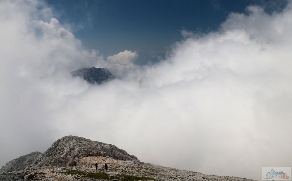 Oblačnost převalující se okolo Kalšského hřebene