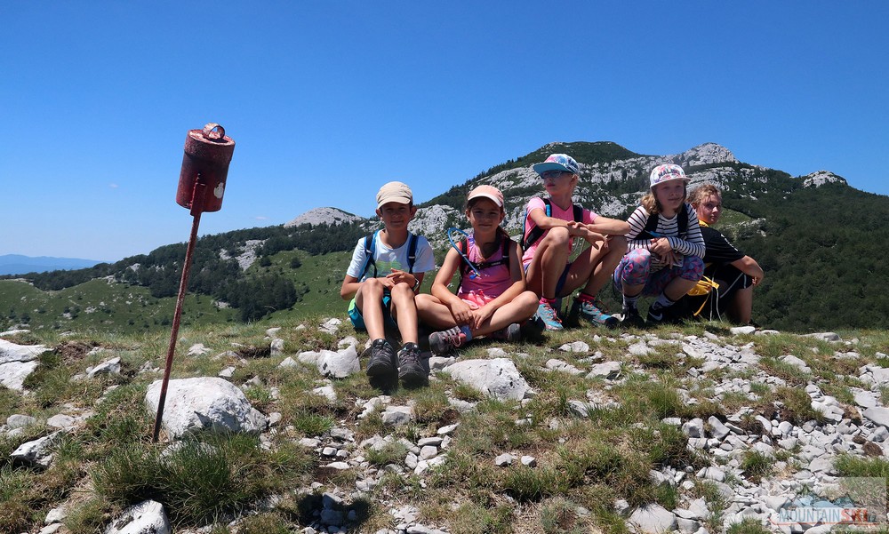 Dětský #skimokids gang na vrcholu Vidalj (1184 m), v pozadí se tyčí Fratar (1353 m)