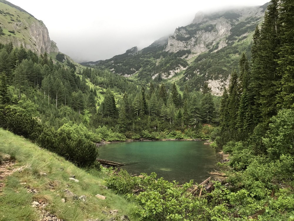 Místní do hor nechodí, toto jezero, bohužel, bylo už relativně blízko turistické oblasti, odkud místní v žabkách přece jen byli ochotni pár kilometrů popojít, a tak to tam i vypadalo, když odpadky bylypomalu na každém kroku, ochrana jejich vlastní nádherné přírody místním zatím nic moc neříká