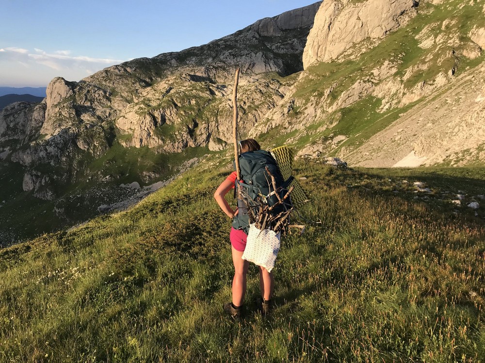 Spaní v sedle (2170 m) pod vrcholem Maja e Roshit (2525 m), nocování takto vysoko mělo jednu nevýhodu, stromy už tak vysoko nerostou, tak nezbývalo nic jiného, než si dříví na oheň přinést už asi ze 1700 metrů, čehož jsme nelibovali