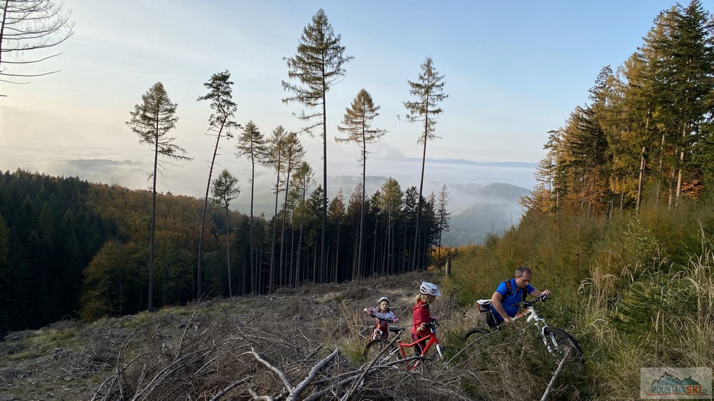 Pasekou vzhůru na Komonec