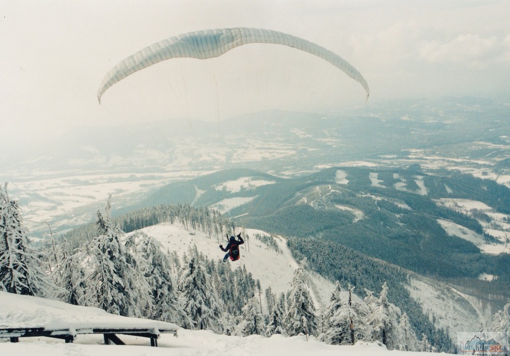 Start paraglidisty z Lysé hory pod chatou Malý sever – polovina 90. let