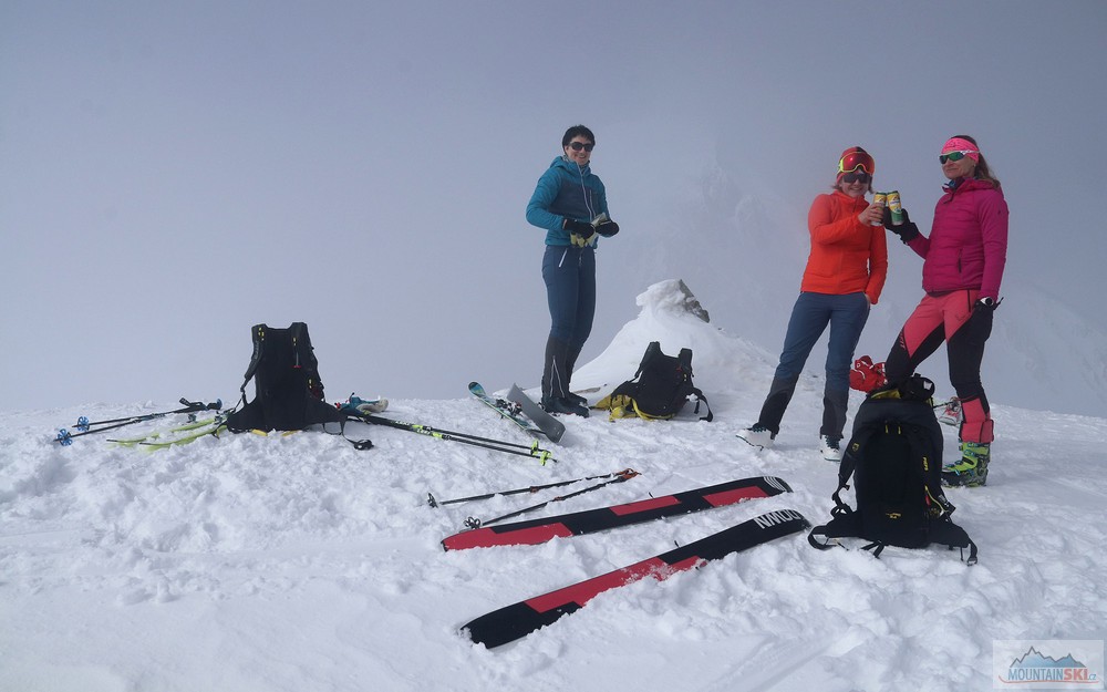 Na vrcholu Hvoinati (2632 m) s pivem Pirinsko a z mlhy částečně vystupujícím Vihrenem (2914 m)