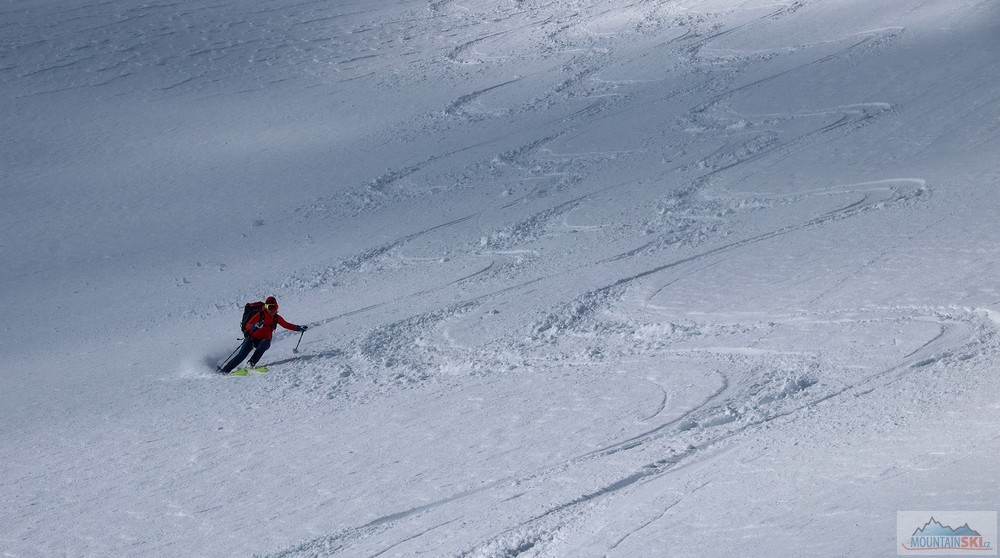 Kreslíme pravidelnou stopu vedle stopy při sjezdu z Hvoinati (2632 m)