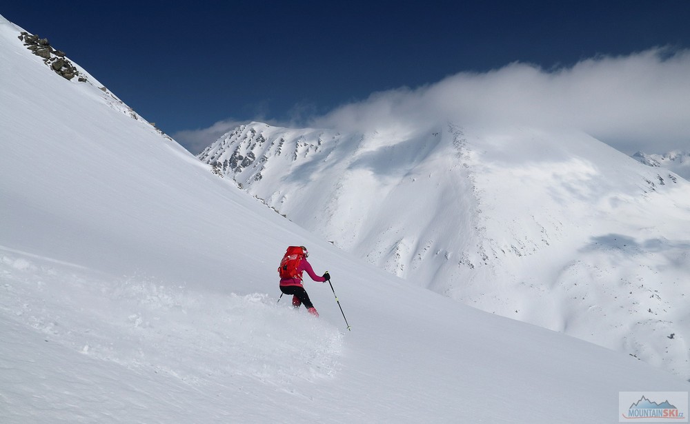 Sjezd z Hvoinati (2632 m) s výhledem na Todorku