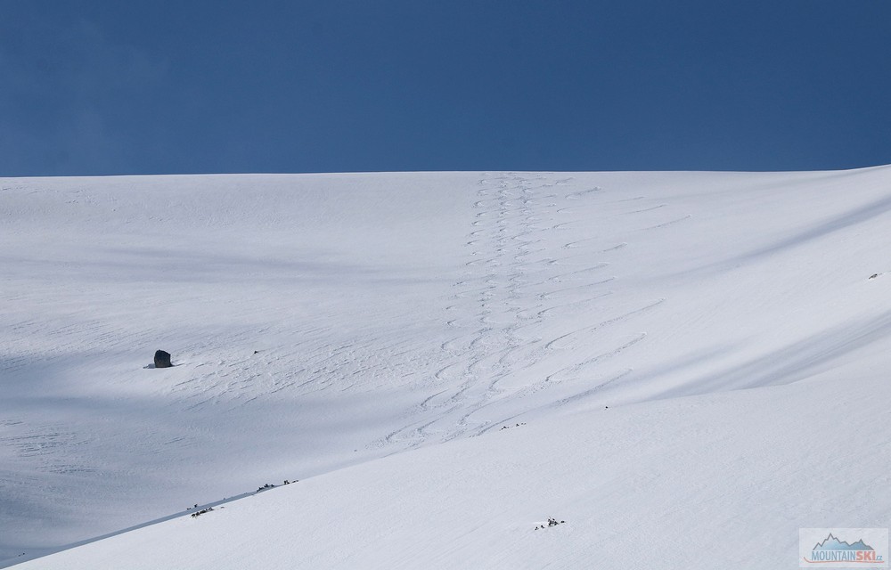 Horní část sjezdu z Hvoinati (2632 m) – tři sjezdové stopy v kratších pravidelných obloucích a jedna ve středních obloucích